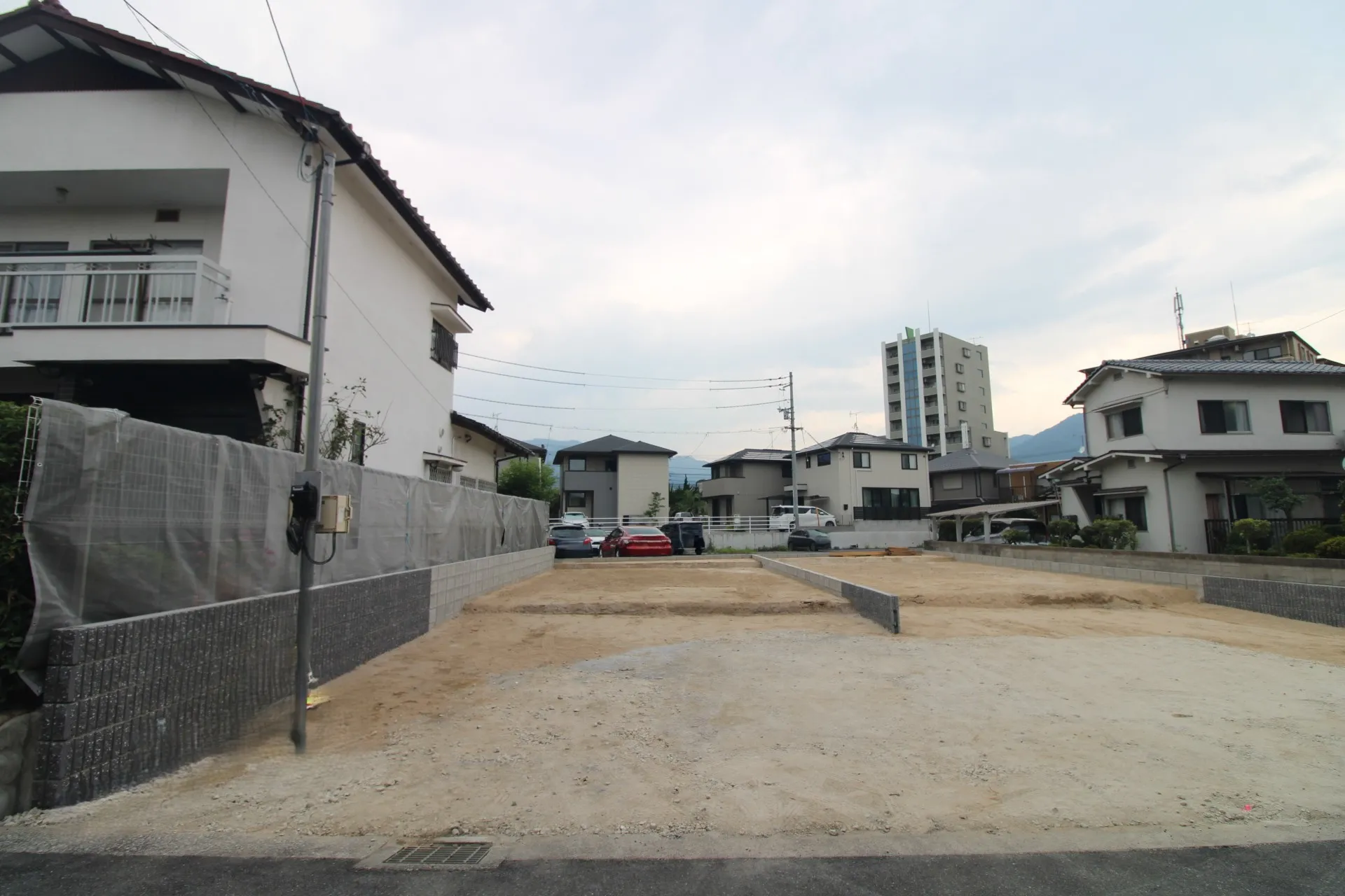 前面道路から見た外観