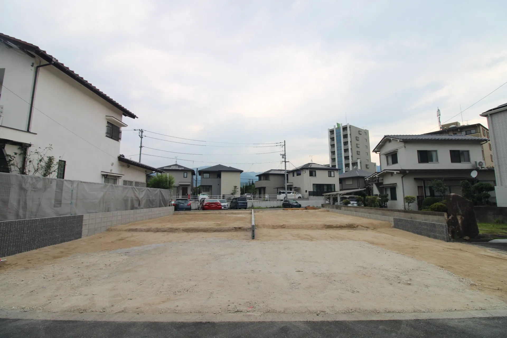 前面道路から見た外観