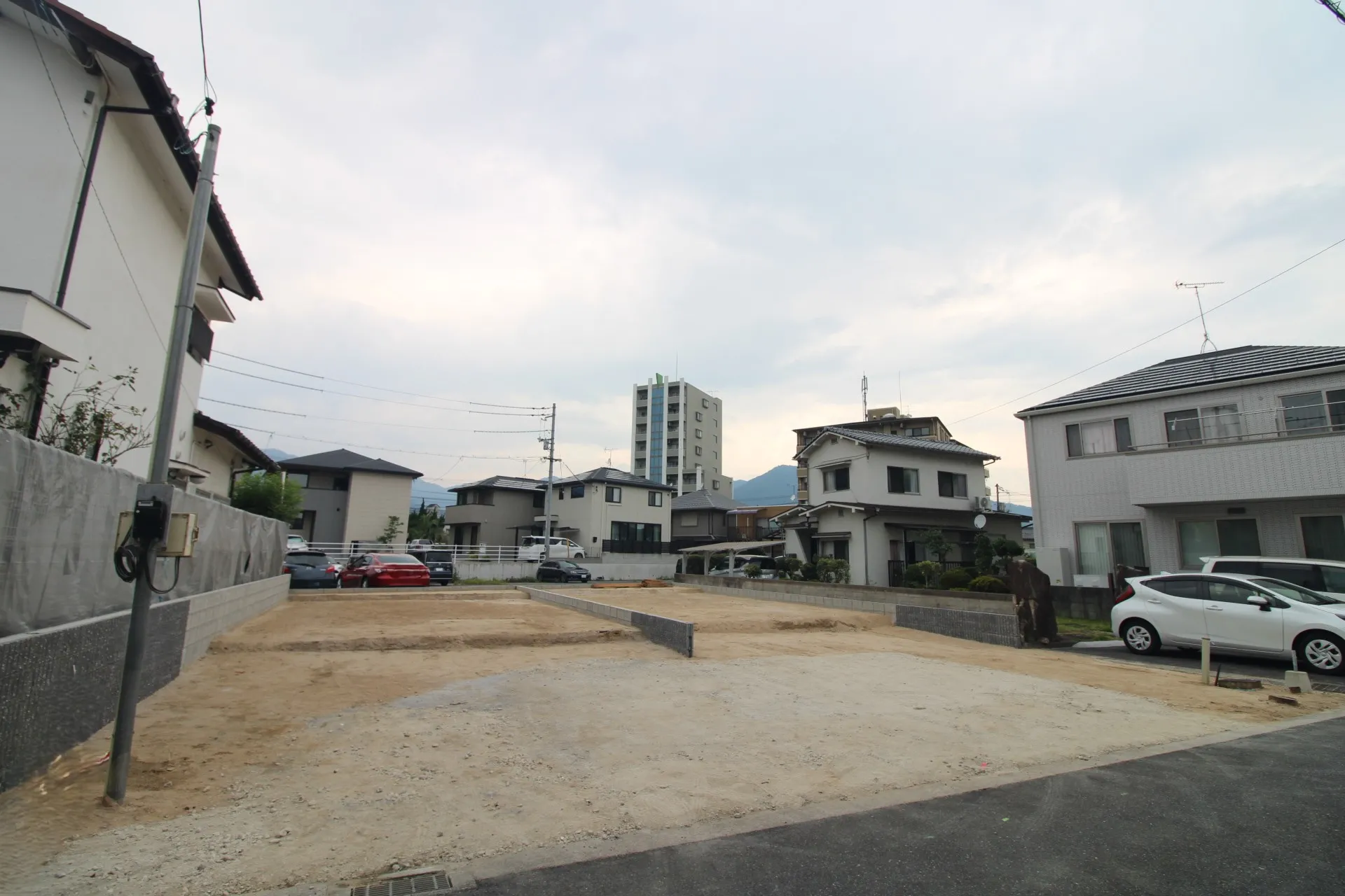 前面道路から見た外観
