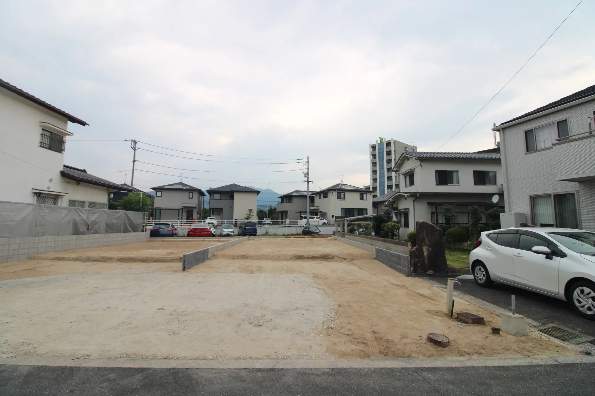 前面道路から見た外観
