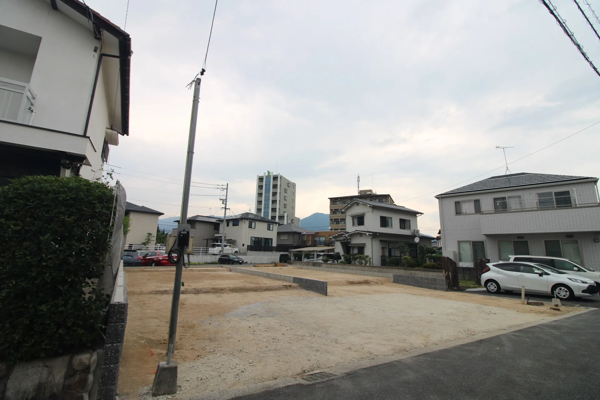 前面道路から見た外観